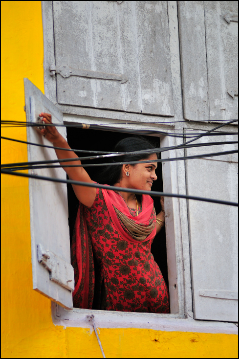  Kobieta oknie Ulice Nikon D300 Zoom-Nikkor 80-200mm f/2.8D Indie 0 żółty świątynia dziewczyna tradycja okno
