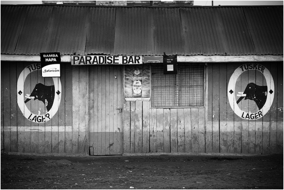  Paradise Bar Klimaty Nikon D200 AF-S Nikkor 70-200mm f/2.8G Kenia 0 biały czarny fotografia czarny i biały fotografia monochromatyczna Ściana infrastruktura monochromia linia