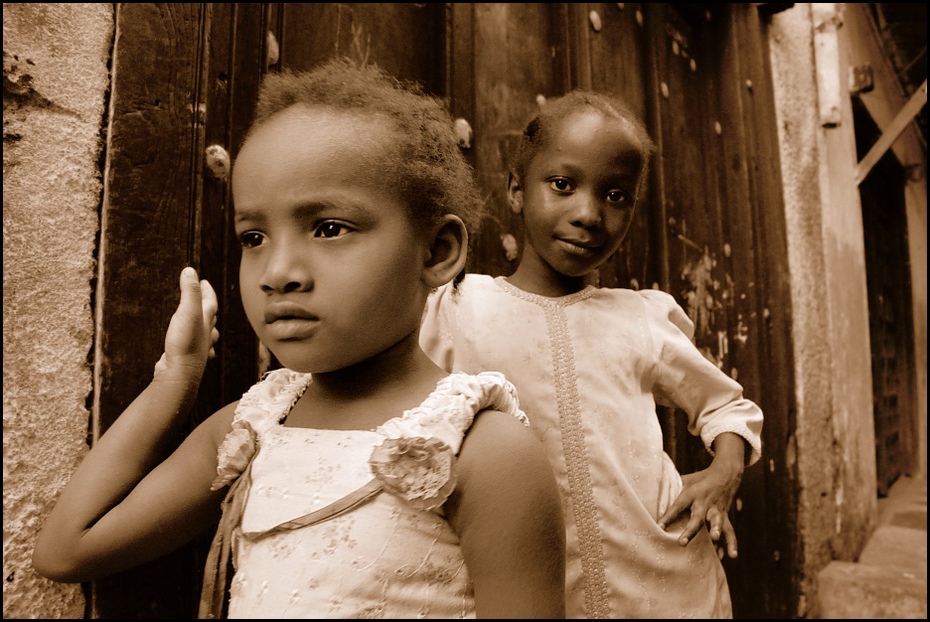  Ulice Stown Town Zanzibar 0 ludzie, street Nikon D200 AF-S Zoom-Nikkor 18-70mm f/3.5-4.5G IF-ED dziewczyna dziecko oko uśmiech świątynia człowiek ludzkie zachowanie szczęście Fotografia portretowa zabawa
