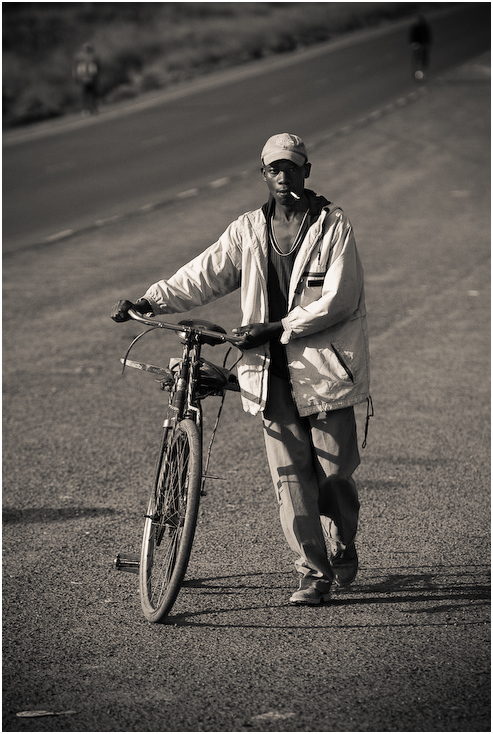  Rowerzysta Klimaty Nikon D200 AF-S Nikkor 70-200mm f/2.8G Kenia 0 pojazd lądowy rower człowiek pojazd Jazda rowerem czarny i biały Wyposażenie sportowe migawka na stojąco fotografia