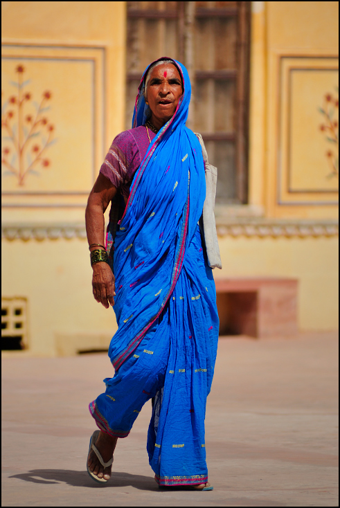  Oczarowana Ulice Nikon D300 Zoom-Nikkor 80-200mm f/2.8D Indie 0 niebieski męski moda na stojąco człowiek zabawa kostium sari odzież wierzchnia świątynia