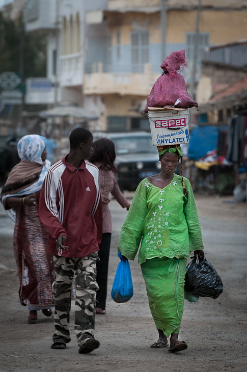  Kobieta zakupami Senegal Nikon D300 AF-S Nikkor 70-200mm f/2.8G Budapeszt Bamako 0 ludzie Droga ulica miejsce publiczne infrastruktura obszar miejski dziecko dziewczyna świątynia tłum