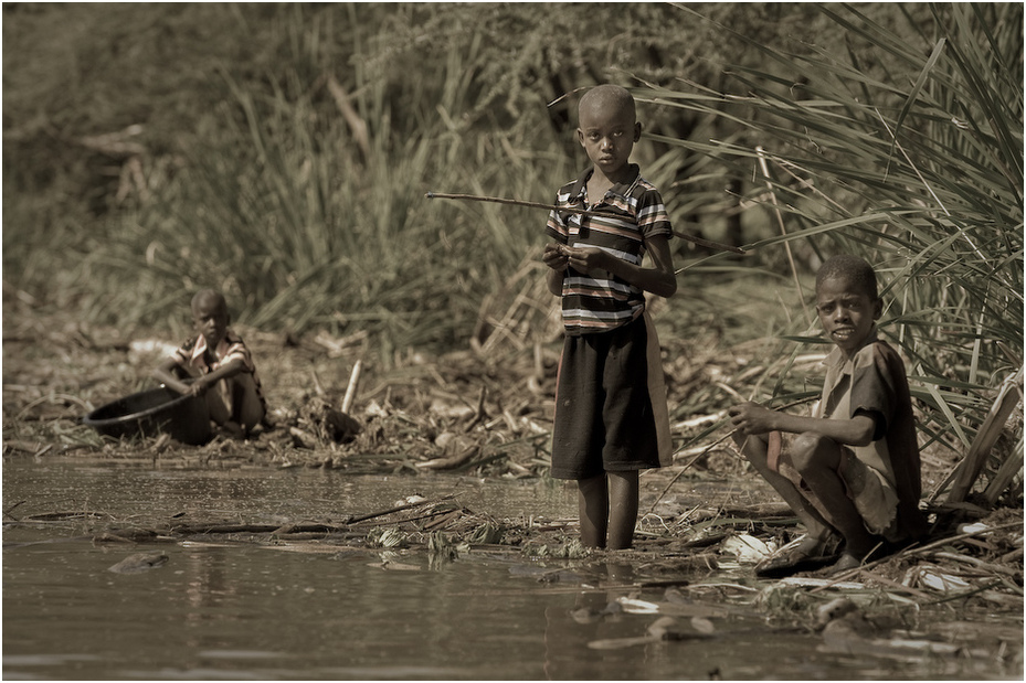  Chłopcy wioski NJemps Ludzie Nikon D300 AF-S Nikkor 70-200mm f/2.8G Kenia 0 woda czarny i biały drzewo roślina ludzkie zachowanie zbiory fotografii