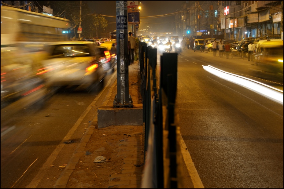  Ruch miejski nocą Ulice Nikon D300 AF-S Zoom-Nikkor 17-55mm f/2.8G IF-ED Indie 0 pas ruchu obszar miejski noc samochód żółty Droga obszar Metropolitalny infrastruktura lekki ulica