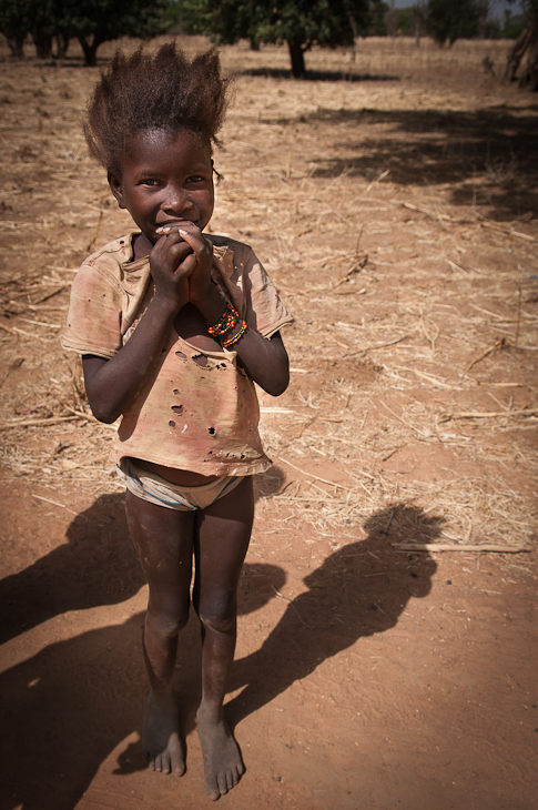  Dziewczynka gustowną fryzurą Mali Nikon D300 AF-S Zoom-Nikkor 17-55mm f/2.8G IF-ED Budapeszt Bamako 0 ludzie dziewczyna zabawa dziecko Ludzkie ciało człowiek gleba bagażnik samochodowy wakacje piasek