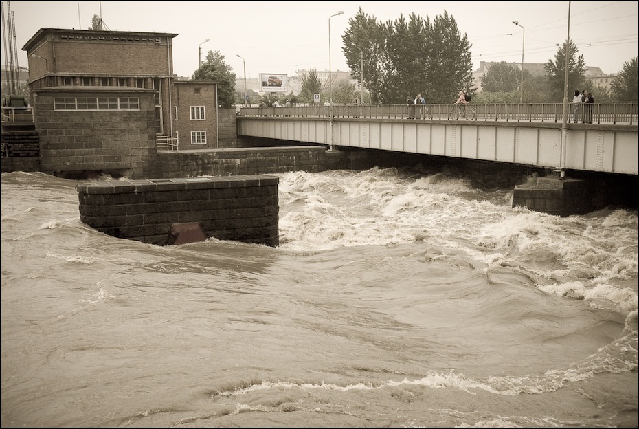  Żywioł przy ul. Strażniczej Powódź 0 Wrocław Nikon D200 AF-S Zoom-Nikkor 17-55mm f/2.8G IF-ED woda zbiornik wodny rzeka Bank most zasoby wodne katastrofa klęska żywiołowa