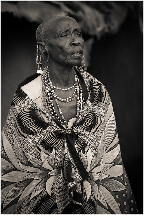  Masajska kobieta Ludzie Nikon D200 AF-S Nikkor 70-200mm f/2.8G Kenia 0 czarny i biały fotografia monochromatyczna człowiek monochromia świątynia portret plemię dziewczyna Fotografia portretowa zbiory fotografii