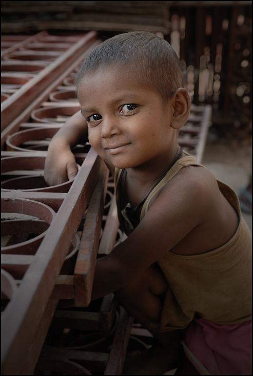  Delhi slumdog Portret Nikon D300 Zoom-Nikkor 80-200mm f/2.8D Indie 0 osoba dziecko oko chłopak dziewczyna posiedzenie człowiek świątynia organ uśmiech