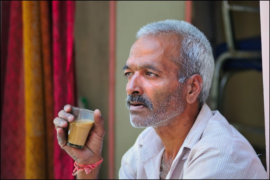  Popołudniowa herbata mlekiem Portret Nikon D300 Zoom-Nikkor 80-200mm f/2.8D Indie 0 człowiek świątynia emeryt