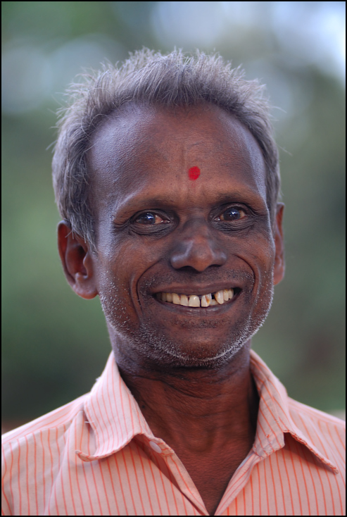  Uśmiechnięty Portret Nikon D200 Zoom-Nikkor 80-200mm f/2.8D Indie 0 Twarz człowiek głowa oko czoło świątynia uśmiech zmarszczka