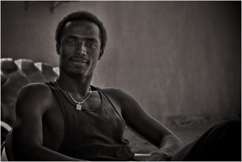  Pomocnik rzeźnika Ludzie Nikon D200 AF-S Zoom-Nikkor 18-70mm f/3.5-4.5G IF-ED Senegal 0 czarny fotografia osoba człowiek czarny i biały mięsień ciemność fotografia monochromatyczna