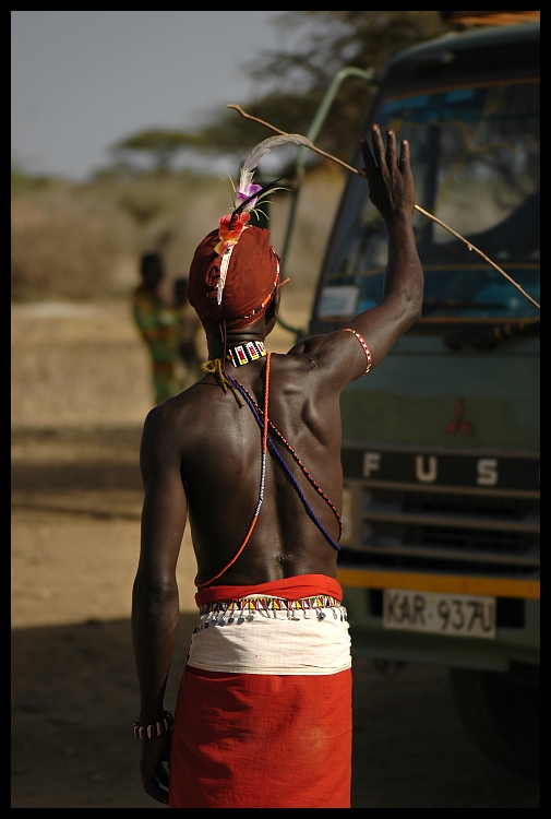  Samburu #11 Ludzie samburu ludzie kenia Nikon D200 AF-S Micro-Nikkor 105mm f/2.8G IF-ED Kenia 0 czerwony rekreacja zabawa