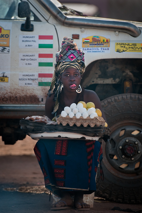  Sprzedawczyni Diemy Mali Nikon D300 AF-S Nikkor 70-200mm f/2.8G Budapeszt Bamako 0 samochód pojazd