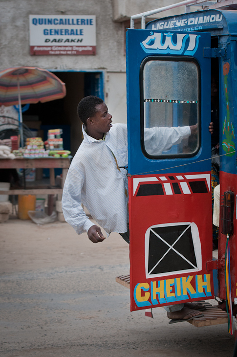  Pasażer komunikacji miejskier Senegal Nikon D300 AF-S Nikkor 70-200mm f/2.8G Budapeszt Bamako 0 ulica samochód pojazd męski reklama Droga sprzedawca