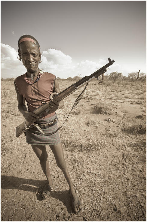  Etiopczyk bronią Ludzie etiopia, broń, karabin Nikon D300 Sigma 10-20mm f/4-5.6 HSM Etiopia 0 ludzie na stojąco czarny i biały człowiek niebo piasek zbiory fotografii ludzkie zachowanie dziewczyna krajobraz