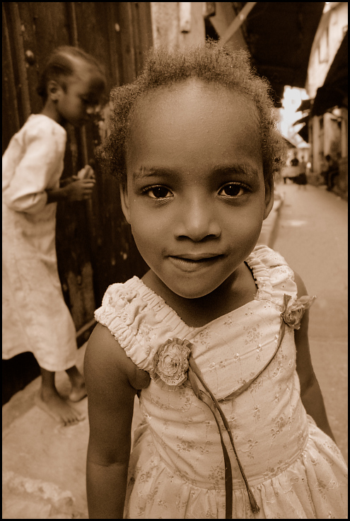  Ulice Stown Town Zanzibar 0 ludzie, street Nikon D200 AF-S Zoom-Nikkor 18-70mm f/3.5-4.5G IF-ED Twarz osoba dziecko dziewczyna oko głowa Ludzkie ciało człowiek uśmiech świątynia