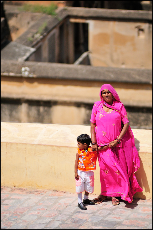  Matka synem Ulice Nikon D300 Zoom-Nikkor 80-200mm f/2.8D Indie 0 różowy żółty dziecko dziewczyna świątynia tradycja wolny czas podróżować wakacje