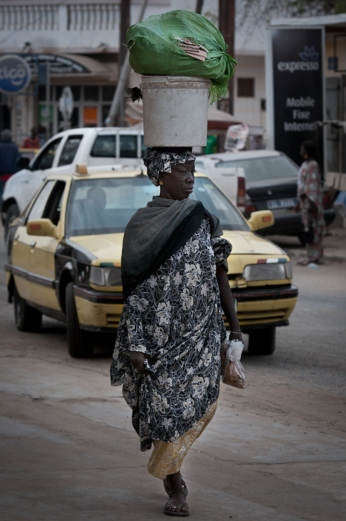  Kobieta pakunkiem głowie Senegal Nikon D300 AF-S Nikkor 70-200mm f/2.8G Budapeszt Bamako 0 ulica Droga