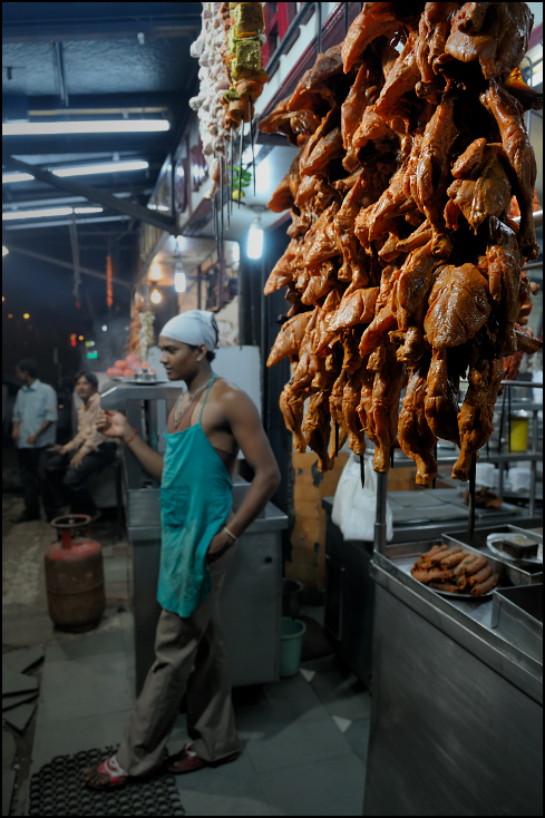  Grilowany kurczak Ulice Nikon D300 AF-S Zoom-Nikkor 17-55mm f/2.8G IF-ED Indie 0 uliczne jedzenie miejsce publiczne jedzenie rynek sprzedawca ulica mięso żywność pochodzenia zwierzęcego Miasto