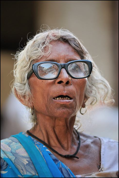  Kobieta okularach Portret Nikon D300 Zoom-Nikkor 80-200mm f/2.8D Indie 0 okulary pielęgnacja wzroku emeryt głowa Broda portret uśmiech człowiek blond