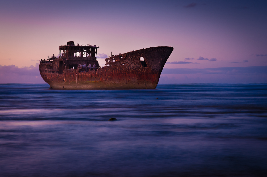  Ship Wreck Maroko Nikon D300 AF-S Zoom-Nikkor 17-55mm f/2.8G IF-ED Budapeszt Bamako 0 morze Wrak statku spokojna niebo ocean horyzont odbicie świt woda zmierzch