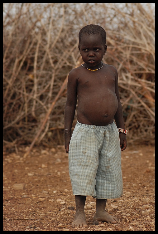  Samburu Ludzie ludzie Nikon D200 AF-S Micro-Nikkor 105mm f/2.8G IF-ED Kenia 0 osoba plemię na stojąco męski gleba dziecko człowiek chłopak świątynia
