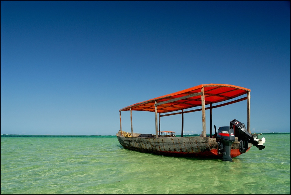  Łódka oceanie indyjskim Zanzibar 0 Nikon D200 AF-S Zoom-Nikkor 18-70mm f/3.5-4.5G IF-ED transport wodny morze niebo łódź woda wolny czas ocean wakacje formy przybrzeżne i oceaniczne Chmura