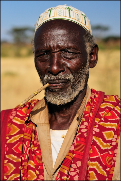  Strażnik Ludzie Nikon D300 AF-S Micro Nikkor 60mm f/2.8G Etiopia 0 człowiek plemię zarost starszy świątynia wąsy wódz plemienia emeryt