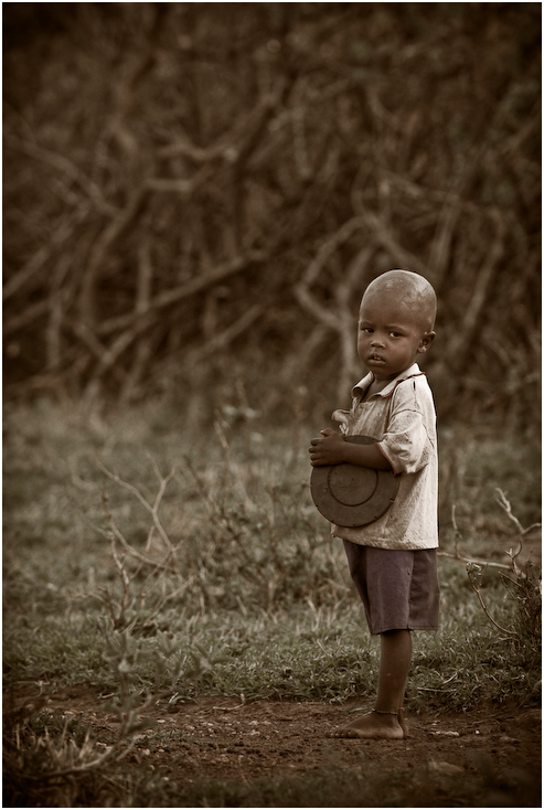  Masajskie dziecko Ludzie Nikon D200 AF-S Nikkor 70-200mm f/2.8G Kenia 0 fotografia na stojąco gleba dziewczyna ludzkie zachowanie trawa człowiek Brzdąc