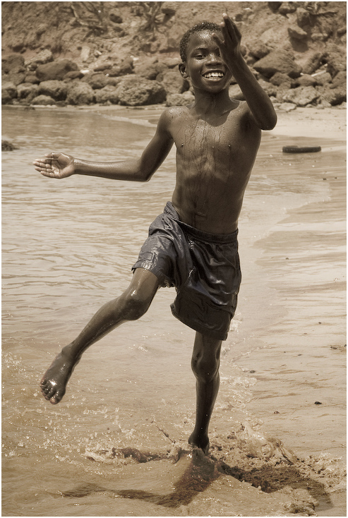 Radość Dakar Nikon D200 AF-S Zoom-Nikkor 18-70mm f/3.5-4.5G IF-ED Senegal 0 fotografia woda męski na stojąco barechestedness chłopak zabawa piasek człowiek mięsień