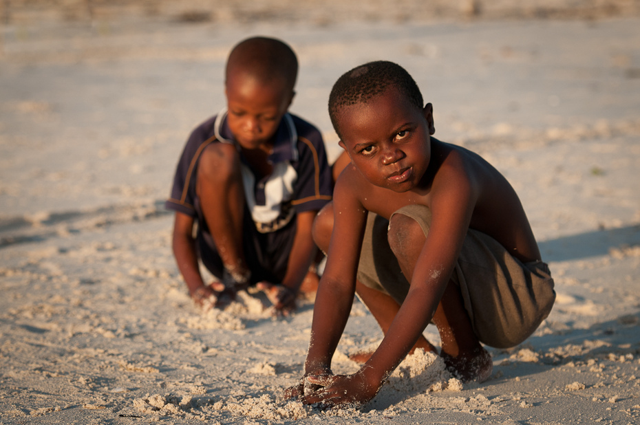  Chłopcy Jambiani Ludzie Nikon D300 AF-S Zoom-Nikkor 17-55mm f/2.8G IF-ED Zanzibar 0 ludzie piasek wakacje dziecko zabawa człowiek dziewczyna grać szczęście plaża
