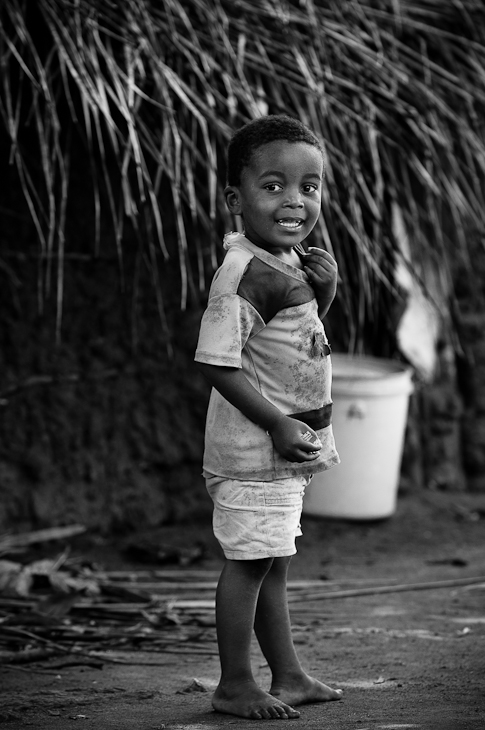  Chłopiec wioski Ludzie Nikon D300 AF-S Zoom-Nikkor 17-55mm f/2.8G IF-ED Zanzibar 0 dziecko fotografia czarny osoba wyraz twarzy na stojąco czarny i biały fotografia monochromatyczna dziewczyna