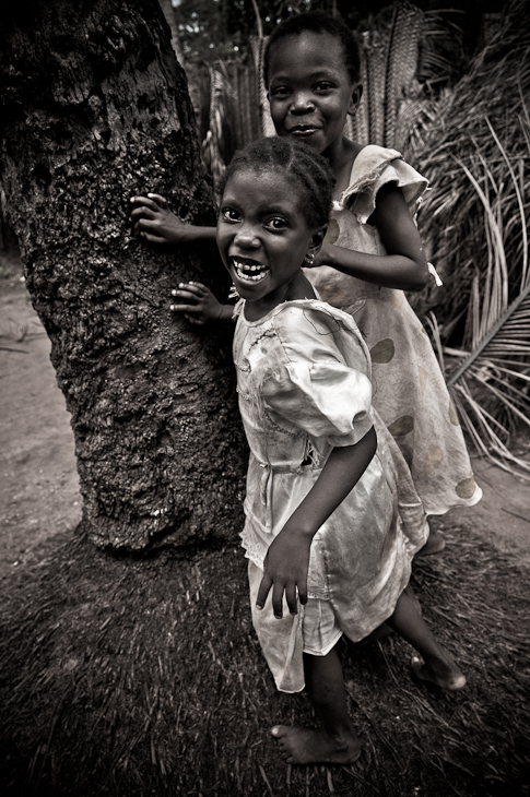 Dziewczynki wioski Ludzie Nikon D300 AF-S Zoom-Nikkor 17-55mm f/2.8G IF-ED Zanzibar 0 ludzie czarny fotografia osoba czarny i biały fotografia monochromatyczna dziecko emocja dziewczyna