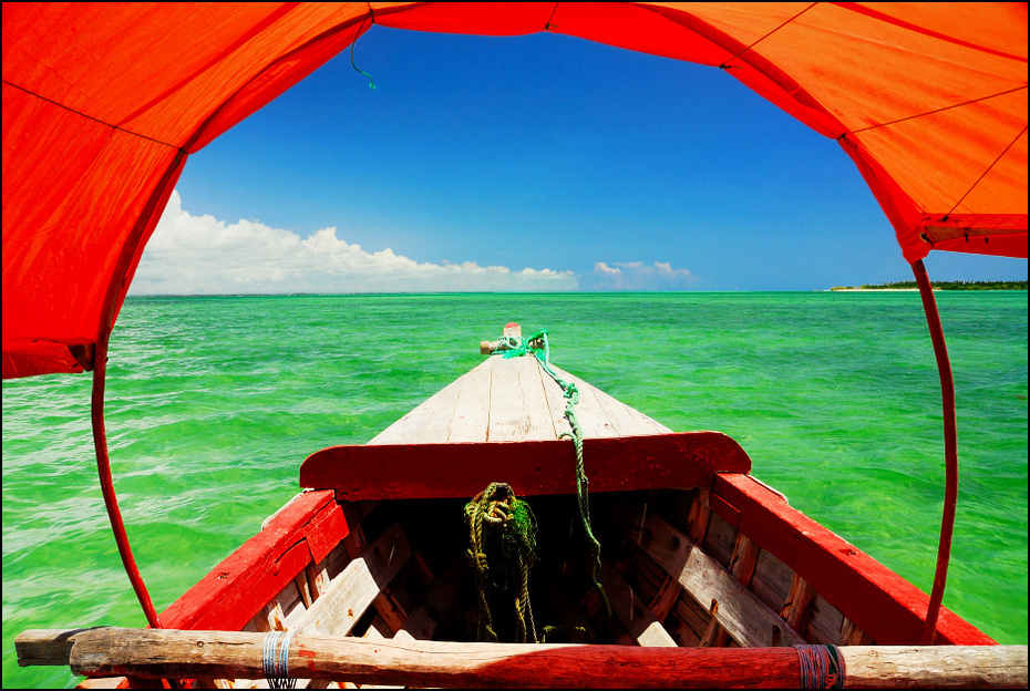  Zanzibar łodzi 0 Nikon D200 AF-S Zoom-Nikkor 18-70mm f/3.5-4.5G IF-ED czerwony niebo Zielony parasol woda morze wakacje wolny czas namiot Chmura
