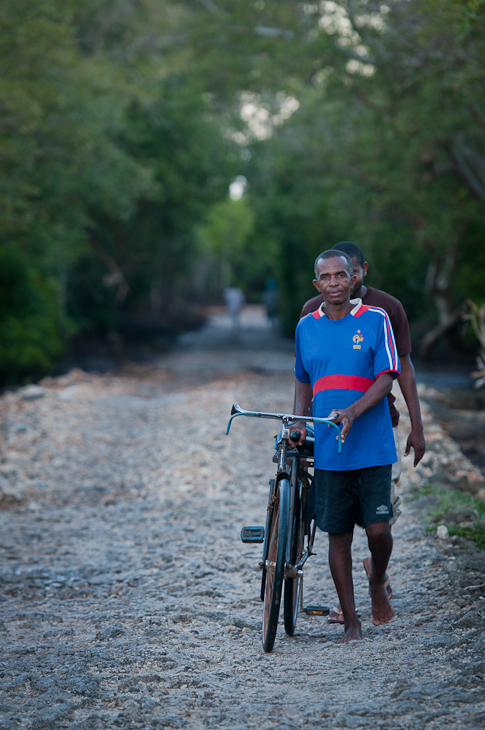  Droga wyspę Uzi Ludzie Nikon D300 AF-S Nikkor 70-200mm f/2.8G Zanzibar 0 pojazd lądowy rower rower drogowy Natura ścieżka drzewo Jazda rowerem pojazd roślina drzewiasta