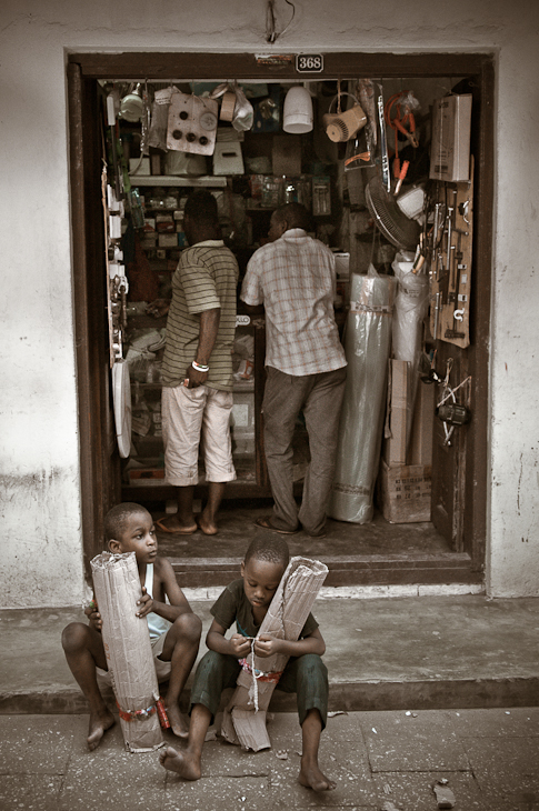  Stone Town Nikon D300 AF-S Nikkor 70-200mm f/2.8G Zanzibar 0 ludzkie zachowanie ulica okno dom dziewczyna