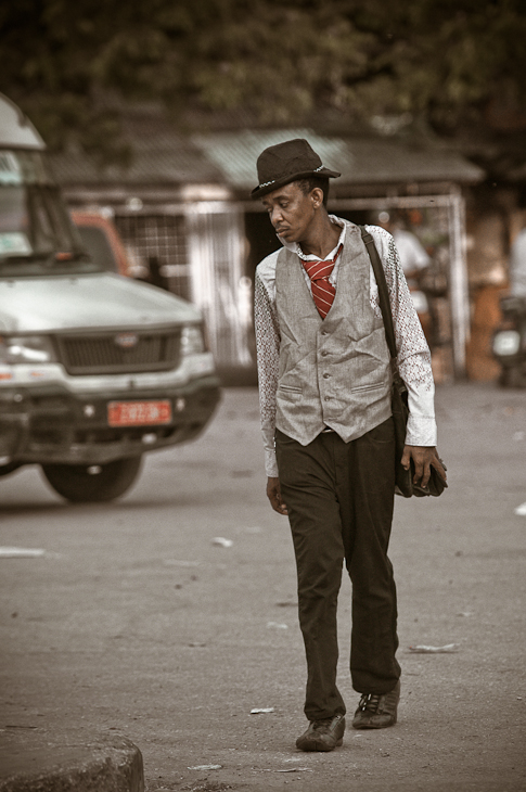  Modny ubiór Stone Town Nikon D300 AF-S Nikkor 70-200mm f/2.8G Zanzibar 0 Droga infrastruktura ulica nakrycie głowy odzież wierzchnia garnitur na stojąco dżinsy moda pan