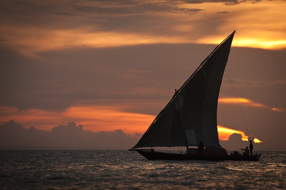  Wieczorny rejs Stone Town Nikon D300 AF-S Nikkor 70-200mm f/2.8G Zanzibar 0 dhow niebo żagiel morze zachód słońca spokojna horyzont żaglówka ocean Chmura