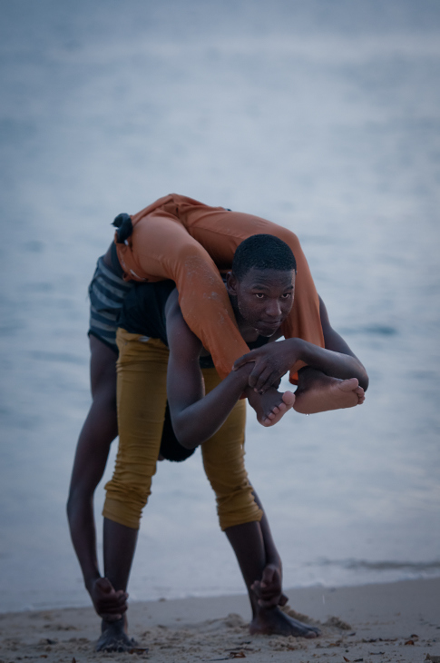  Wieczorne ćwiczenia Stone Town Nikon D300 AF-S Nikkor 70-200mm f/2.8G Zanzibar 0 morze woda plaża niebo wakacje zabawa dziewczyna noga człowiek połączenie