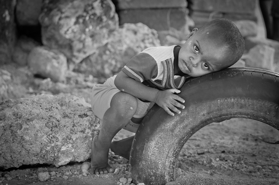  Chłopiec Ludzie Nikon D300 AF-S Nikkor 70-200mm f/2.8G Zanzibar 0 fotografia ludzie czarny osoba dziecko czarny i biały fotografia monochromatyczna posiedzenie emocja