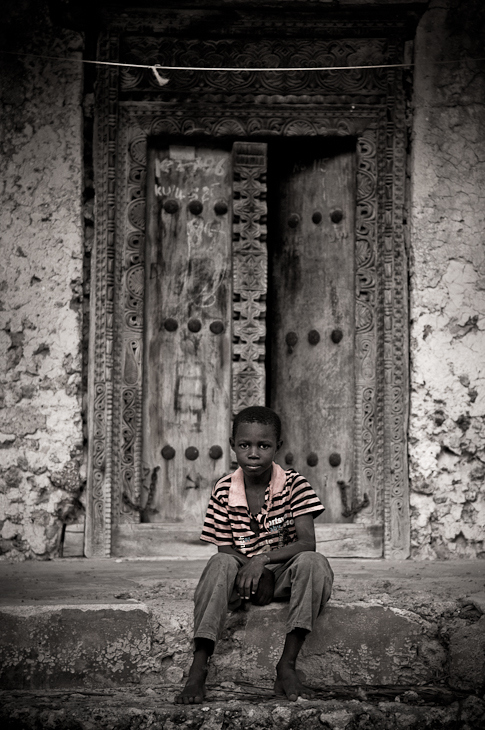  Chłopiec Ludzie Nikon D300 AF-S Nikkor 70-200mm f/2.8G Zanzibar 0 fotografia czarny czarny i biały fotografia monochromatyczna Ściana ciemność na stojąco migawka posiedzenie