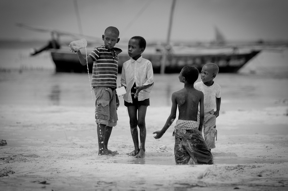  Plaża Jambiani Klimaty Nikon D300 AF-S Nikkor 70-200mm f/2.8G Zanzibar 0 ludzie woda fotografia czarny osoba człowiek czarny i biały dziecko zabawa fotografia monochromatyczna