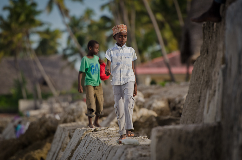  Chłopcy Jambiani Ludzie Nikon D7000 AF-S Nikkor 70-200mm f/2.8G Zanzibar 0 drzewo roślina dziecko dziewczyna świątynia zabawa wakacje rekreacja turystyka