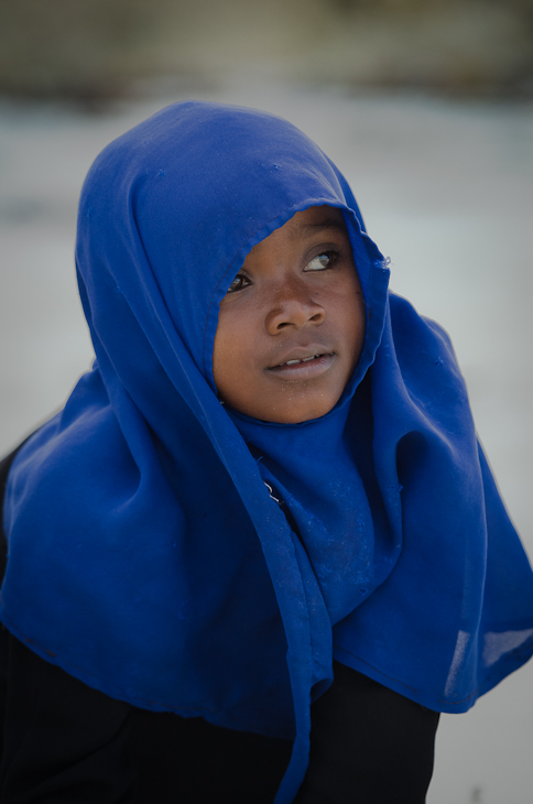  Dziewczynka Jambiani Ludzie Nikon D7000 AF-S Nikkor 70-200mm f/2.8G Zanzibar 0 niebieski Twarz osoba wyraz twarzy piękno niebieski kobalt dziewczyna uśmiech oko lazur