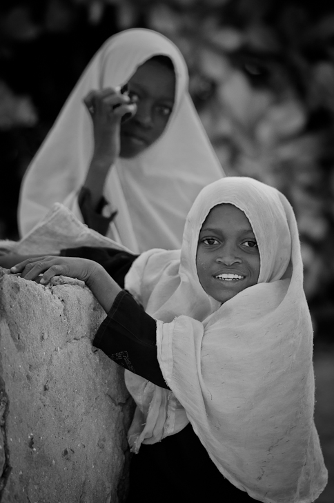 Dziewczynki Jambiani Ludzie Nikon D7000 AF-S Nikkor 70-200mm f/2.8G Zanzibar 0 biały fotografia czarny czarny i biały fotografia monochromatyczna emocja dziewczyna migawka uśmiech