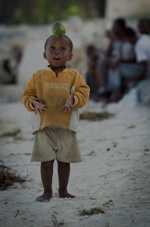  Podrzut mango Ludzie Nikon D7000 AF-S Nikkor 70-200mm f/2.8G Zanzibar 0 dziecko dziewczyna zabawa na stojąco chłopak człowiek uśmiech świątynia woda materiał