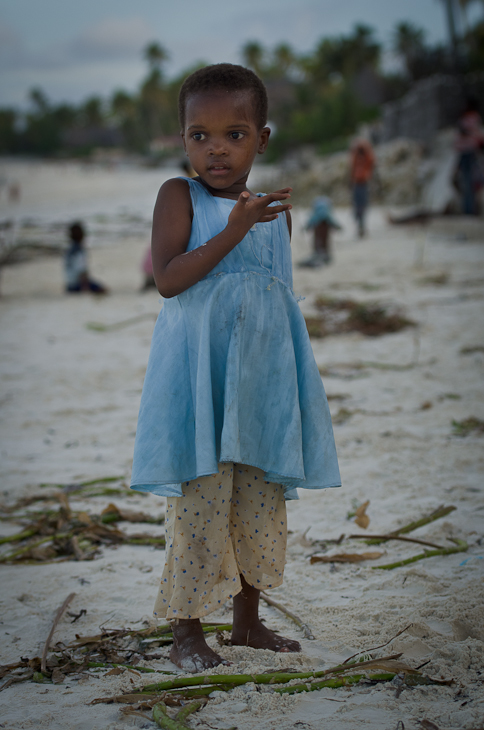  Dziewczynka Jambiani Ludzie Nikon D7000 AF-S Nikkor 70-200mm f/2.8G Zanzibar 0 woda dziecko dziewczyna wakacje zabawa plaża piasek