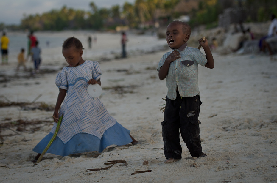  Dzieci Jambiani Ludzie Nikon D7000 AF-S Nikkor 70-200mm f/2.8G Zanzibar 0 woda piasek plaża dziecko zabawa wakacje dziewczyna rekreacja turystyka materiał