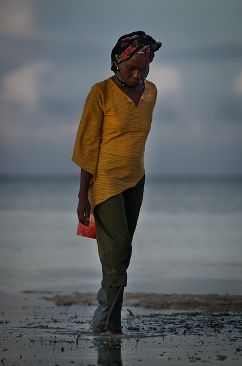  Zbieraczka małży Ludzie Nikon D7000 AF-S Nikkor 70-200mm f/2.8G Zanzibar 0 woda nakrycie głowy morze na stojąco plaża odzież wierzchnia zabawa człowiek wakacje piasek