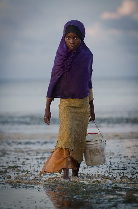  Zbieraczka małży Ludzie Nikon D7000 AF-S Nikkor 70-200mm f/2.8G Zanzibar 0 morze fioletowy woda na stojąco nakrycie głowy odzież wierzchnia plaża dziewczyna ocean wakacje